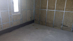 Couler une chape et installer un chauffage par le sol pour un projet de maison ignifuge à Saftica thumbnail