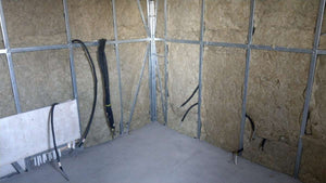 Couler une chape et installer un chauffage par le sol pour un projet de maison ignifuge à Saftica thumbnail