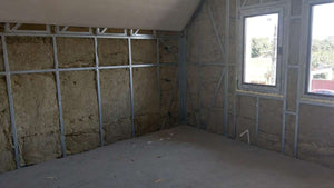 Couler une chape et installer un chauffage par le sol pour un projet de maison ignifuge à Saftica thumbnail