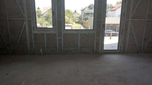 Couler une chape et installer un chauffage par le sol pour un projet de maison ignifuge à Saftica thumbnail