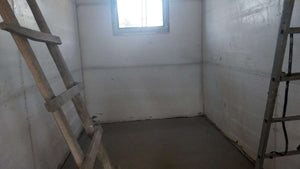 Couler une chape et installer un chauffage par le sol pour un projet de maison ignifuge à Saftica thumbnail