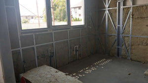 Couler une chape et installer un chauffage par le sol pour un projet de maison ignifuge à Saftica thumbnail