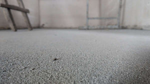 Couler une chape et installer un chauffage par le sol pour un projet de maison ignifuge à Saftica thumbnail