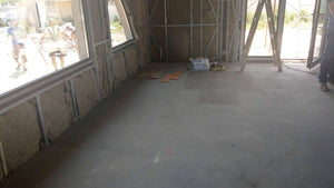 Couler une chape et installer un chauffage par le sol pour un projet de maison ignifuge à Saftica thumbnail