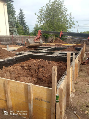 Remplir et compacter les espaces intérieurs entre les poutres de fondation de la maison thumbnail