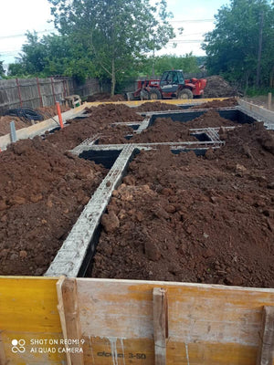Remplir et compacter les espaces intérieurs entre les poutres de fondation de la maison thumbnail