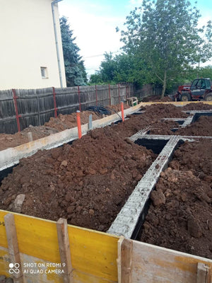 Remplir et compacter les espaces intérieurs entre les poutres de fondation de la maison thumbnail