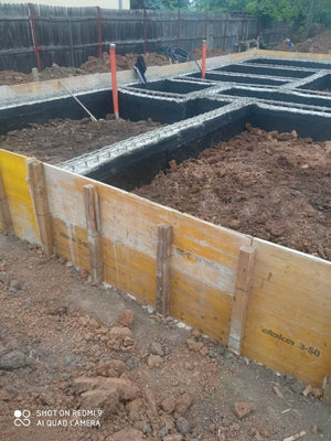 Remplir et compacter les espaces intérieurs entre les poutres de fondation de la maison thumbnail