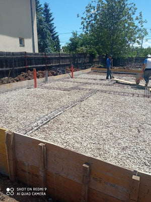 Remplir et compacter les espaces intérieurs entre les poutres de fondation de la maison thumbnail