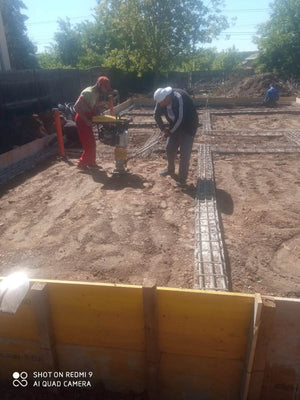 Remplir et compacter les espaces intérieurs entre les poutres de fondation de la maison thumbnail