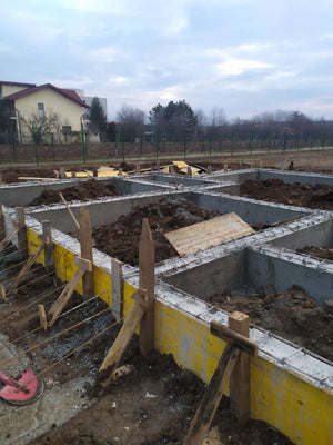 Remplir les espaces entre les fondations pour une maison de 162 mètres carrés à Snagov thumbnail