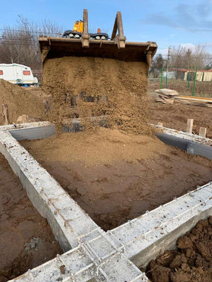Remplir les espaces entre les fondations pour une maison de 162 mètres carrés à Snagov thumbnail
