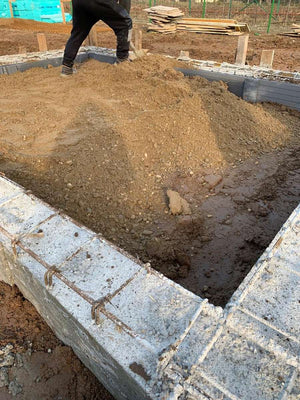 Remplir les espaces entre les fondations pour une maison de 162 mètres carrés à Snagov thumbnail