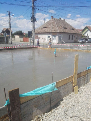 Remplir, compacter et couler une dalle de fondation pour un projet de maison de 191 mètres carrés thumbnail