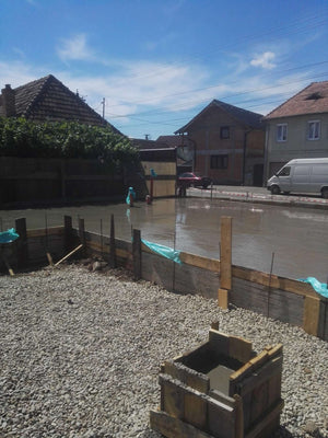 Remplir, compacter et couler une dalle de fondation pour un projet de maison de 191 mètres carrés thumbnail