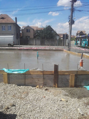 Remplir, compacter et couler une dalle de fondation pour un projet de maison de 191 mètres carrés thumbnail