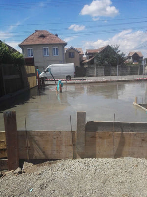 Remplir, compacter et couler une dalle de fondation pour un projet de maison de 191 mètres carrés thumbnail