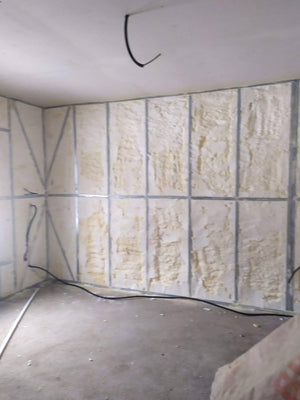 Remplir les murs intérieurs avec de la cellulose pour une pension au rez-de-chaussée thumbnail