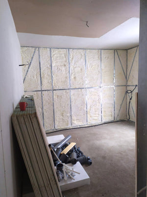 Remplir les murs intérieurs avec de la cellulose pour une pension au rez-de-chaussée thumbnail