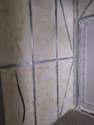 Remplir les murs intérieurs avec de la cellulose pour une pension au rez-de-chaussée thumbnail