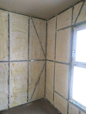Remplir les murs intérieurs avec de la cellulose pour une pension au rez-de-chaussée thumbnail