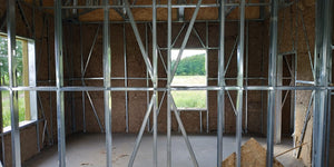 Remplir les murs avec de la laine minérale pour une construction de maison métallique thumbnail