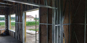 Remplir les murs avec de la laine minérale pour une construction de maison métallique thumbnail
