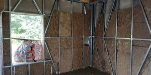 Remplir les murs avec de la laine minérale pour une construction de maison métallique thumbnail
