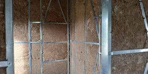 Remplir les murs avec de la laine minérale pour une construction de maison métallique thumbnail