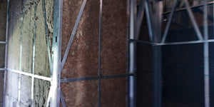 Remplir les murs avec de la laine minérale pour une construction de maison métallique thumbnail