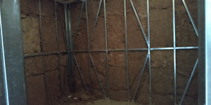 Remplir les murs avec de la laine minérale pour une construction de maison métallique thumbnail
