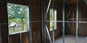 Remplir les murs avec de la laine minérale pour une construction de maison métallique thumbnail