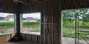 Remplir les murs avec de la laine minérale pour une construction de maison métallique thumbnail