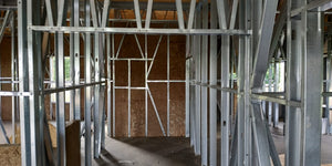 Remplir les murs avec de la laine minérale pour une construction de maison métallique thumbnail