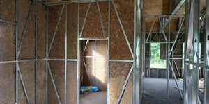 Remplir les murs avec de la laine minérale pour une construction de maison métallique thumbnail