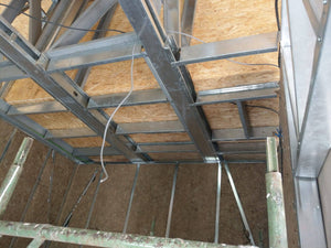 Remplir les murs avec de la laine minérale pour une construction de maison métallique thumbnail
