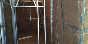 Remplir les murs avec de la laine minérale pour une construction de maison métallique thumbnail
