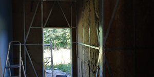 Remplir les murs avec de la laine minérale pour une construction de maison métallique thumbnail
