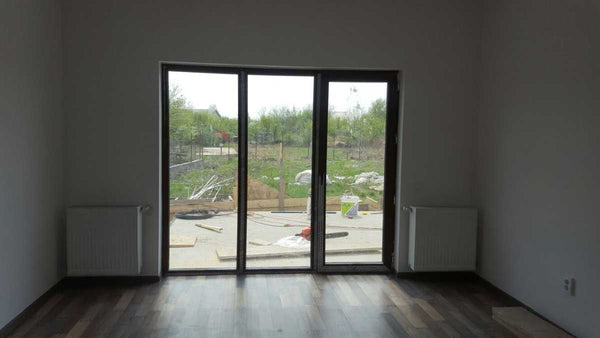 vedere catre iesire din camera de zi catre terasa in santier