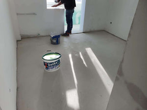 Peindre les murs et les plafonds et couler une chape autonivelante pour un appartement de 120 mètres carrés à Baneasa thumbnail
